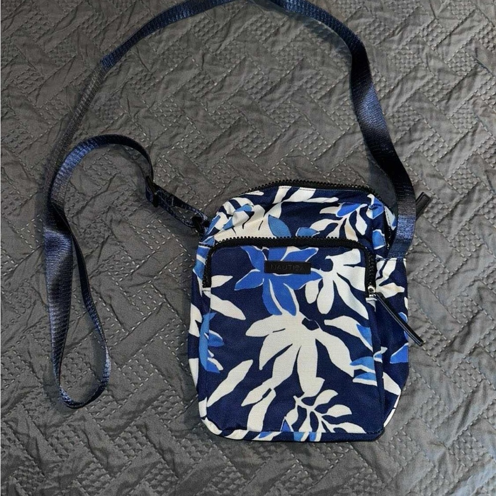 NWOT Nautica Blue and White Patterned Bag